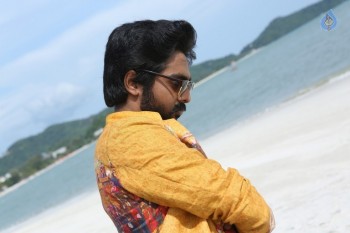 Kadavul Irukan Kumaru Tamil Film Photos - 9 of 15