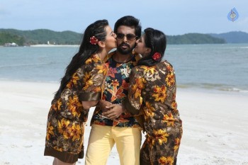 Kadavul Irukan Kumaru Tamil Film Photos - 10 of 15