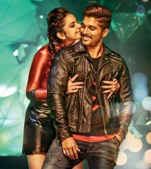 Sarrainodu Poster and Photo - 1 of 2