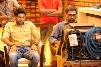 Inji Iduppazhagi Tamil Film Photos - 3 of 49