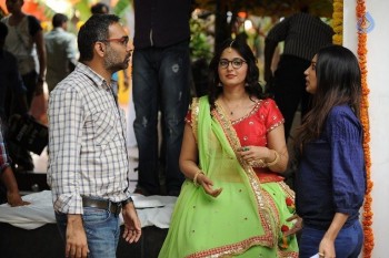 Inji Iduppazhagi Tamil Film Photos - 25 of 49