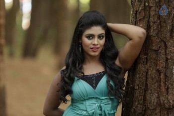 Thiraikku Varatha Kathai Tamil Movie Photos - 38 of 60