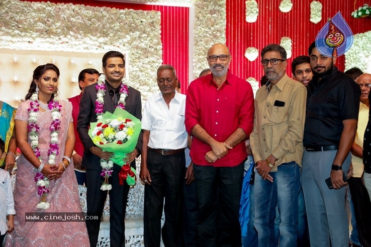 Actor Sathish - Sindhu Wedding Reception Stills - 95 / 105 photos