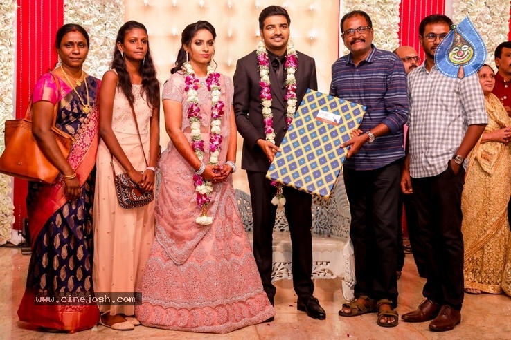 Actor Sathish - Sindhu Wedding Reception Stills - 96 / 105 photos