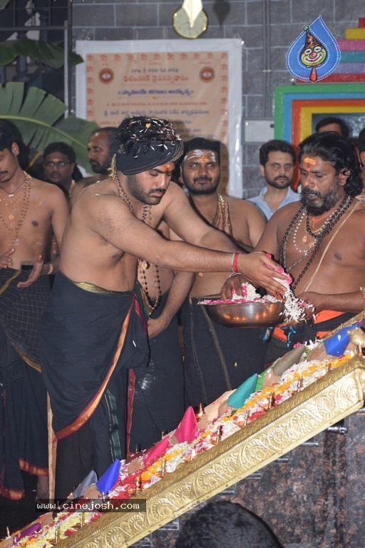 Actor Sharwanand Conduct Ayyappa Swamy Pooja At Film Nagar Temple - 5 / 20 photos