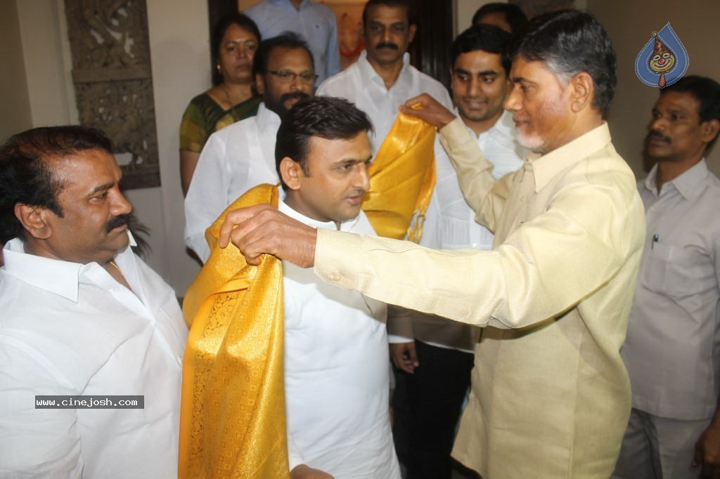 Akhilesh Yadav Meets AP Politicians - 12 / 34 photos