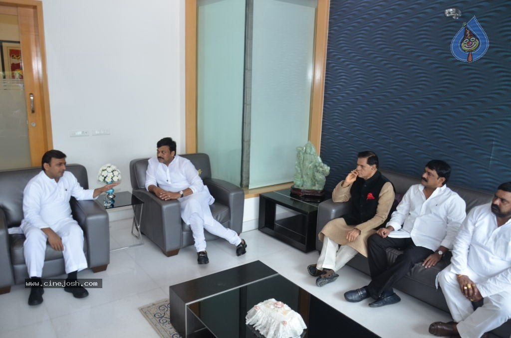 Akhilesh Yadav Meets AP Politicians - 25 / 34 photos
