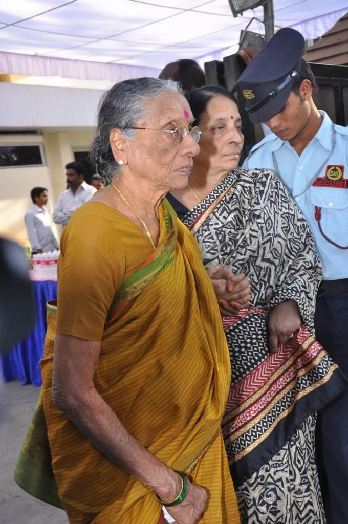 Akkineni Annapurna Condolences-2 - 102 / 114 photos