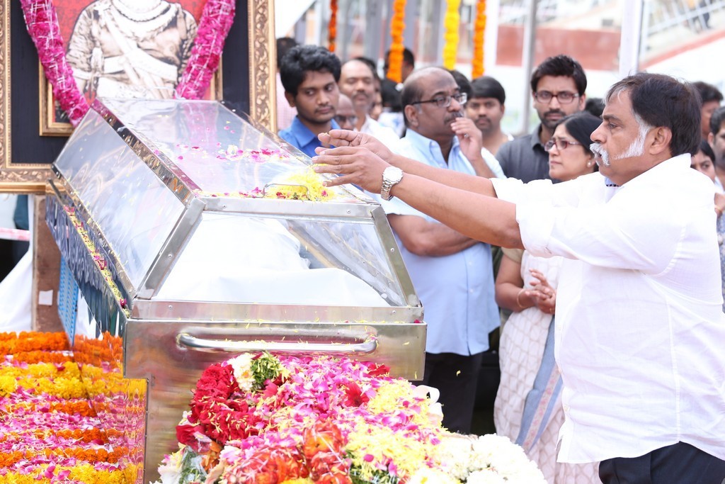 Akkineni Nageswara Rao Condolences Photos 02 - 92 / 211 photos