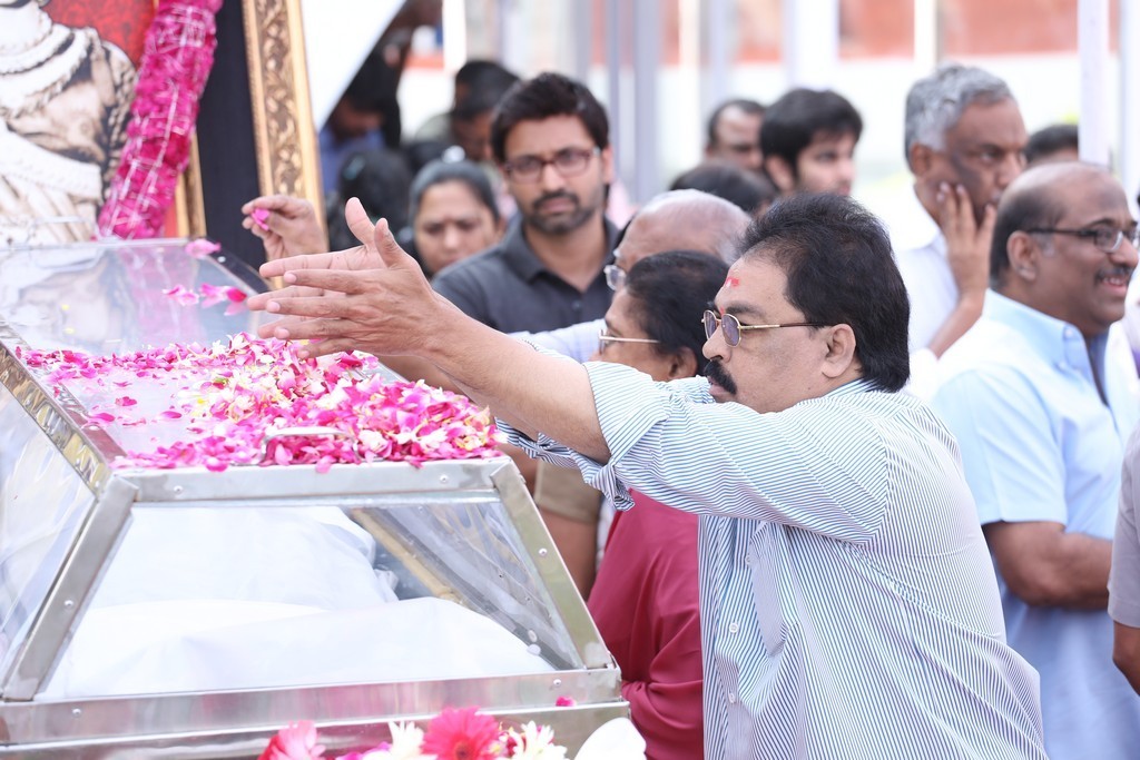 Akkineni Nageswara Rao Condolences Photos 02 - 149 / 211 photos