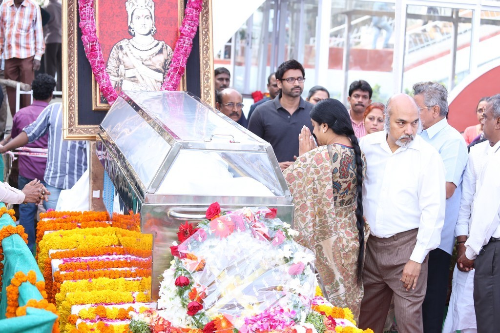 Akkineni Nageswara Rao Condolences Photos 02 - 154 / 211 photos