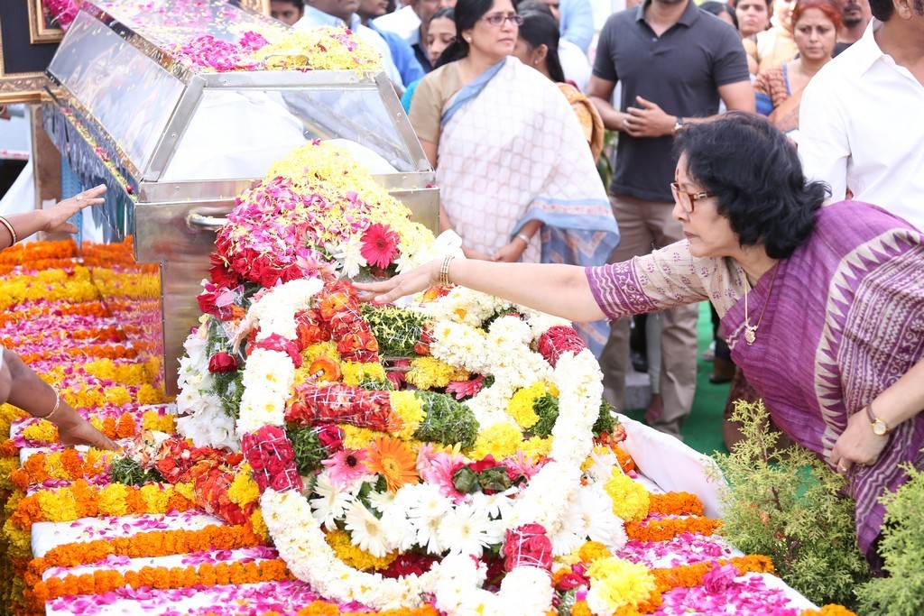 Akkineni Nageswara Rao Condolences Photos 02 - 158 / 211 photos