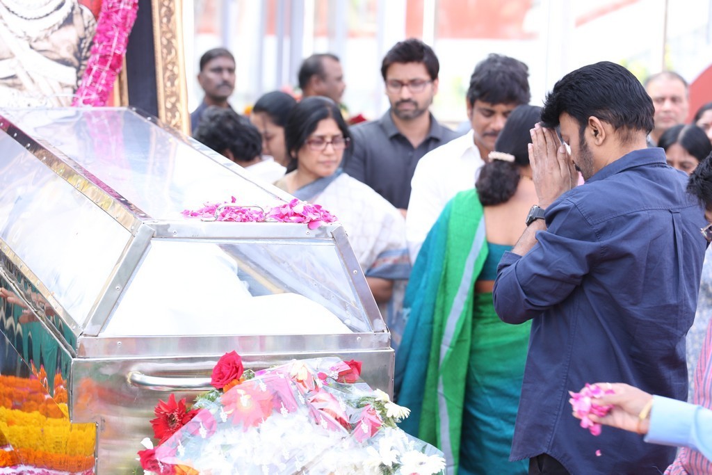 Akkineni Nageswara Rao Condolences Photos 02 - 163 / 211 photos