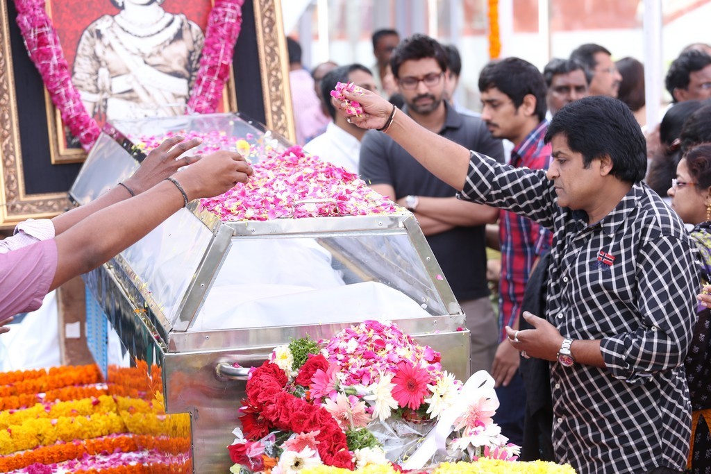 Akkineni Nageswara Rao Condolences Photos 02 - 184 / 211 photos