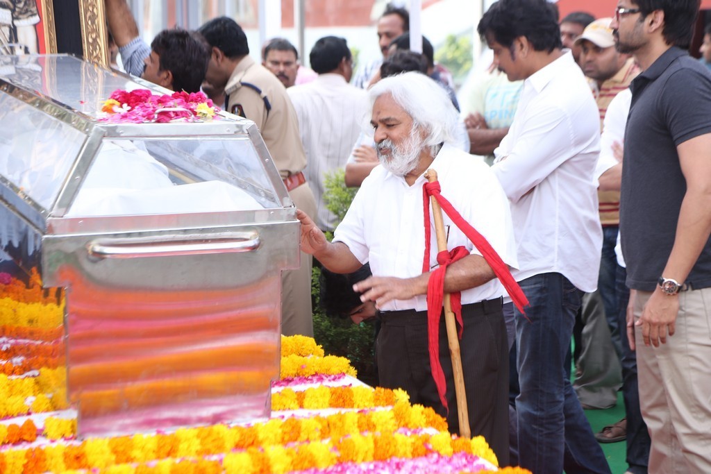 Akkineni Nageswara Rao Condolences Photos - 157 / 450 photos