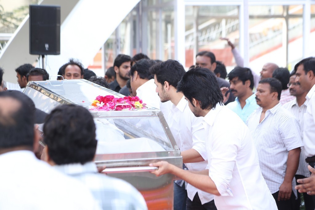 Akkineni Nageswara Rao Condolences Photos - 328 / 450 photos