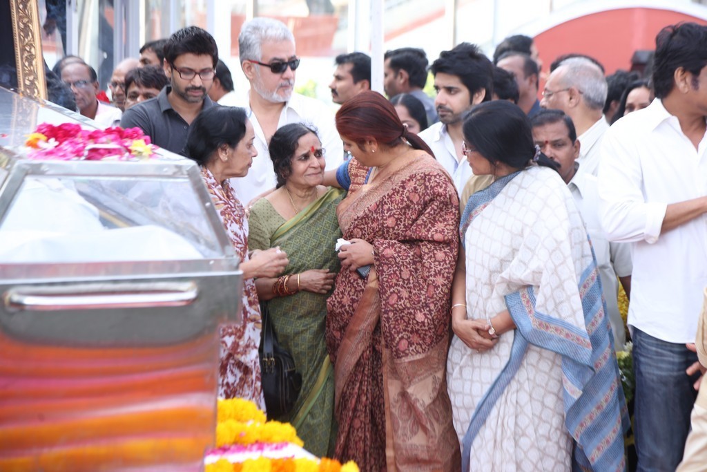 Akkineni Nageswara Rao Condolences Photos - 374 / 450 photos