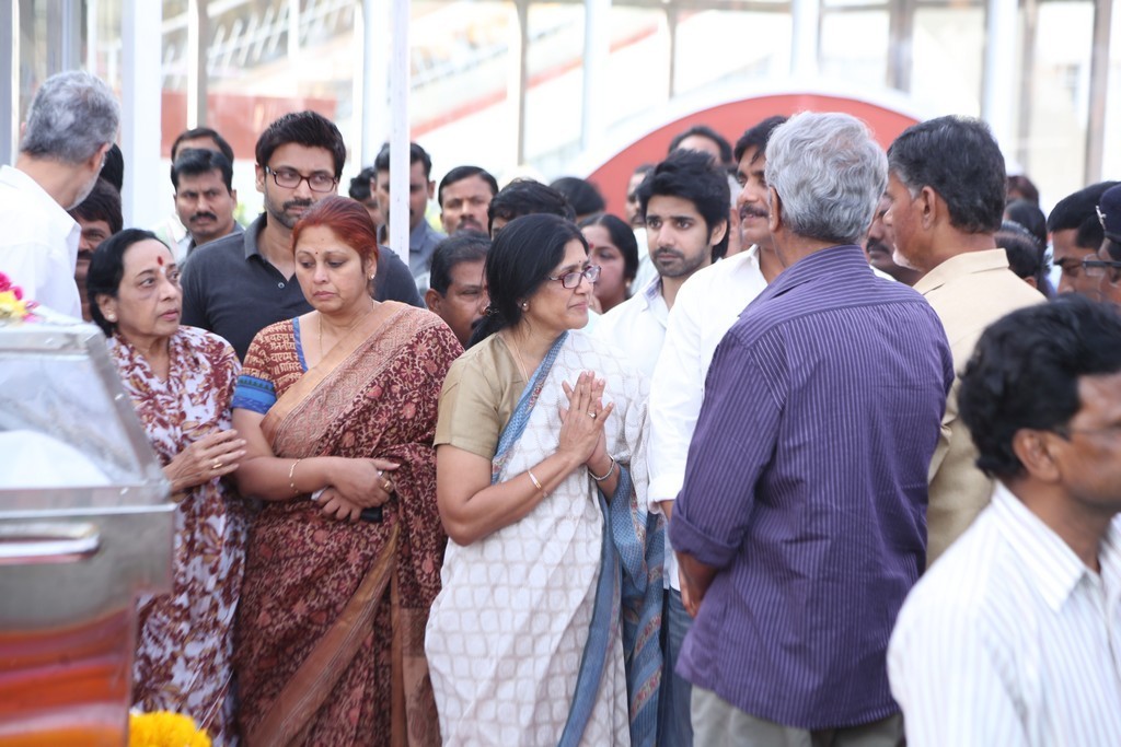 Akkineni Nageswara Rao Condolences Photos - 434 / 450 photos