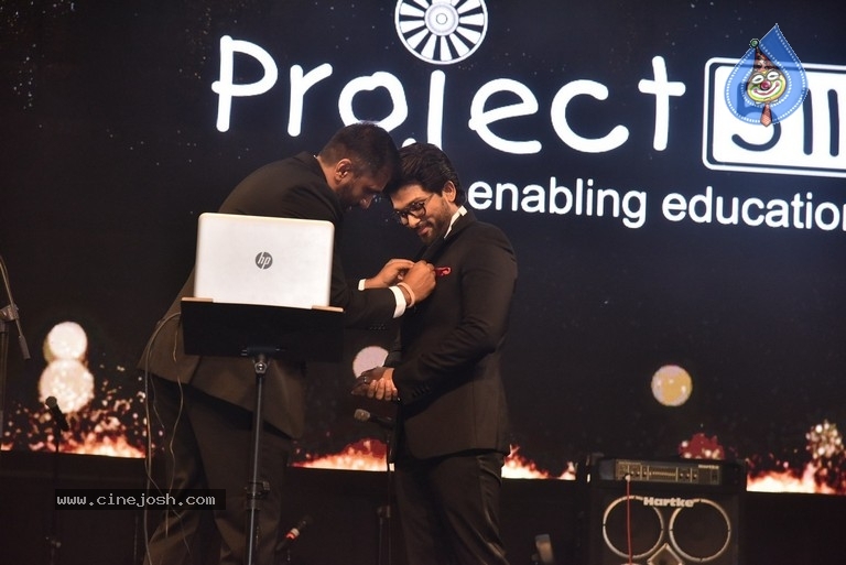 Allu Arjun And Regina Cassandra In A Charity Event - 35 / 42 photos
