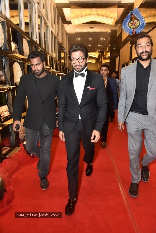 Allu Arjun And Regina Cassandra In A Charity Event - 42 / 42 photos