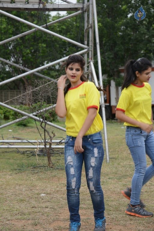 Allu Arjun at PRO Kabaddi League Match Photos - 14 / 102 photos