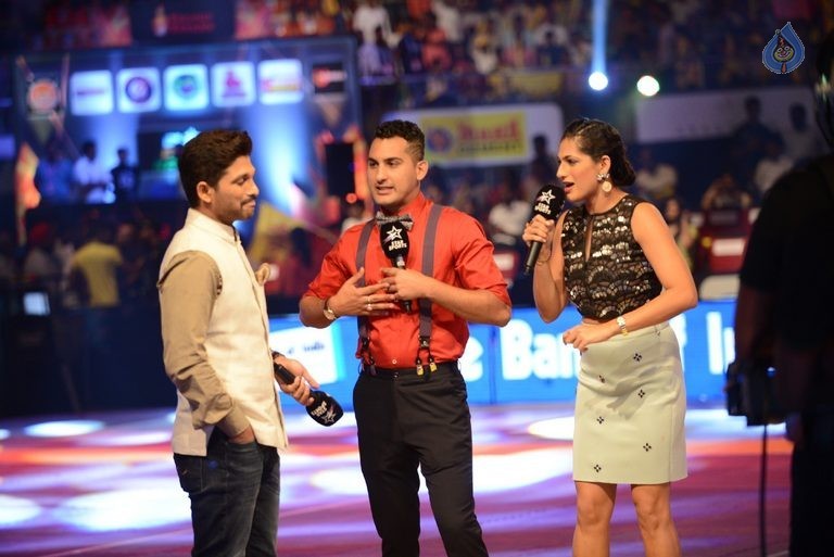 Allu Arjun at PRO Kabaddi League Match Photos - 53 / 102 photos