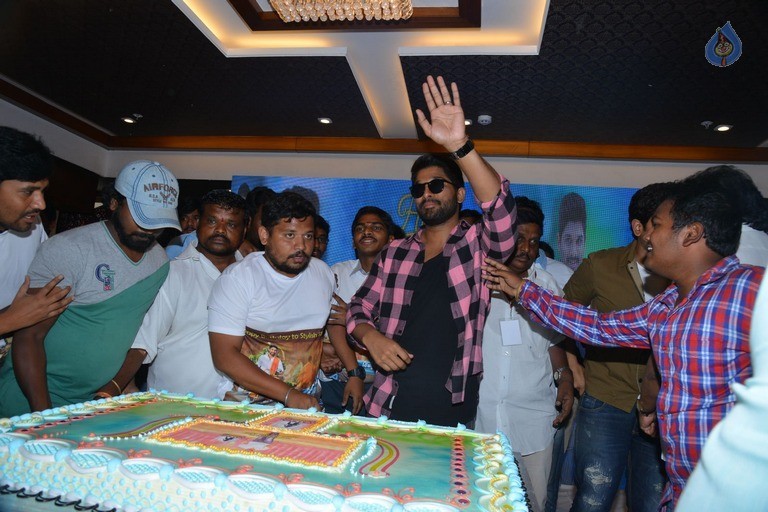 Allu Arjun Birthday Celebrations at FNCC - 37 / 40 photos