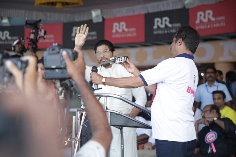 Allu Arjun Grand Welcome in Mallu land - 9 / 15 photos
