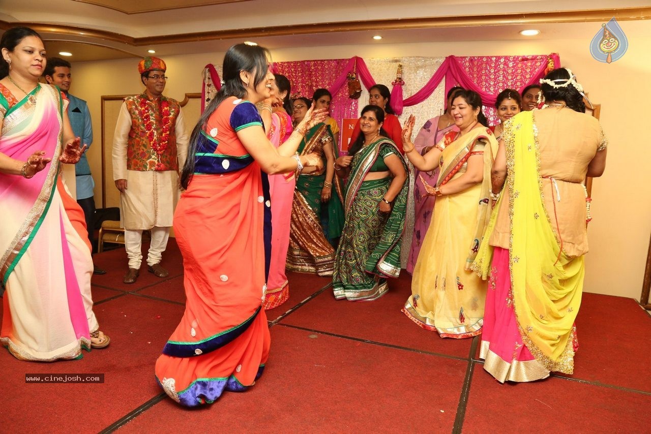 Alok Nahata and Sashi Nahata 25th Wedding Anniversary  - 27 / 128 photos