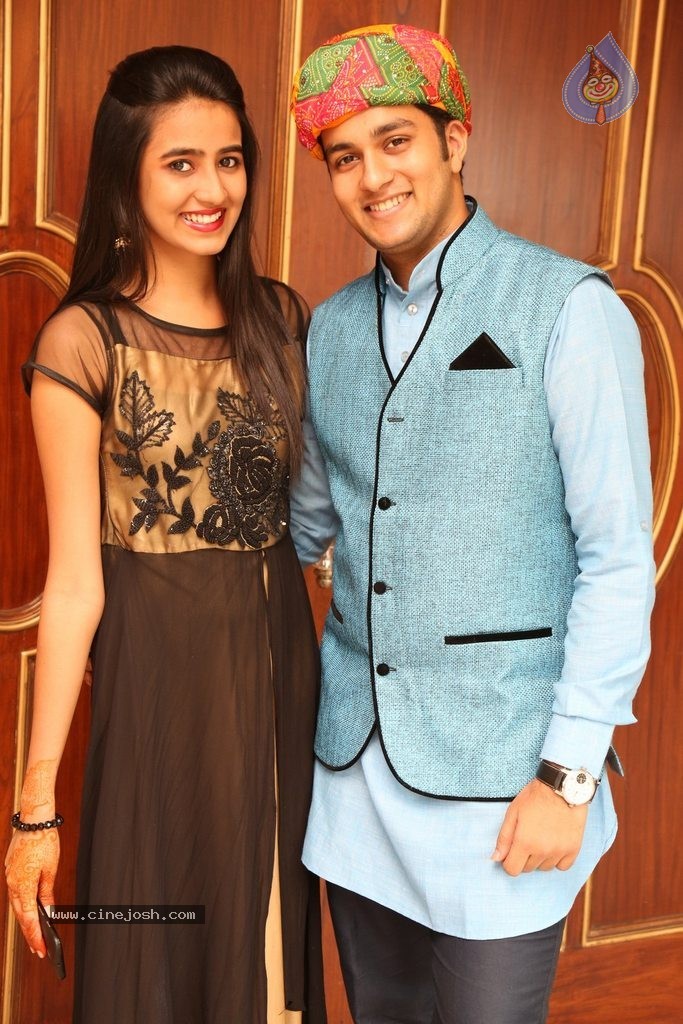 Alok Nahata and Sashi Nahata 25th Wedding Anniversary  - 34 / 128 photos