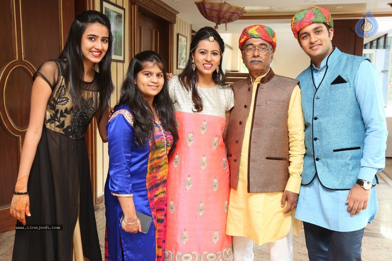 Alok Nahata and Sashi Nahata 25th Wedding Anniversary  - 86 / 128 photos