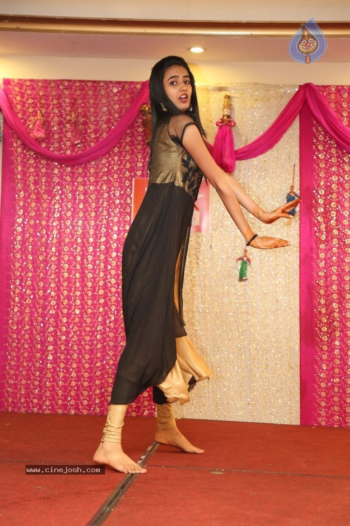 Alok Nahata and Sashi Nahata 25th Wedding Anniversary  - 97 / 128 photos