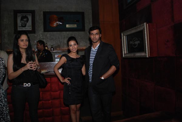 Amrita Rao At New Maxim - 5 / 18 photos