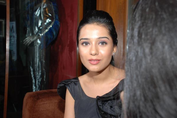 Amrita Rao At New Maxim - 9 / 18 photos