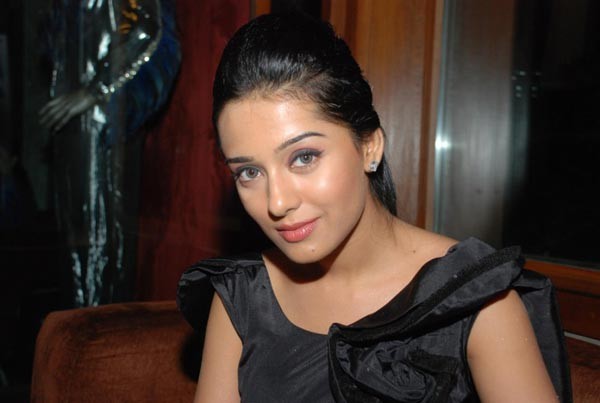 Amrita Rao At New Maxim - 10 / 18 photos