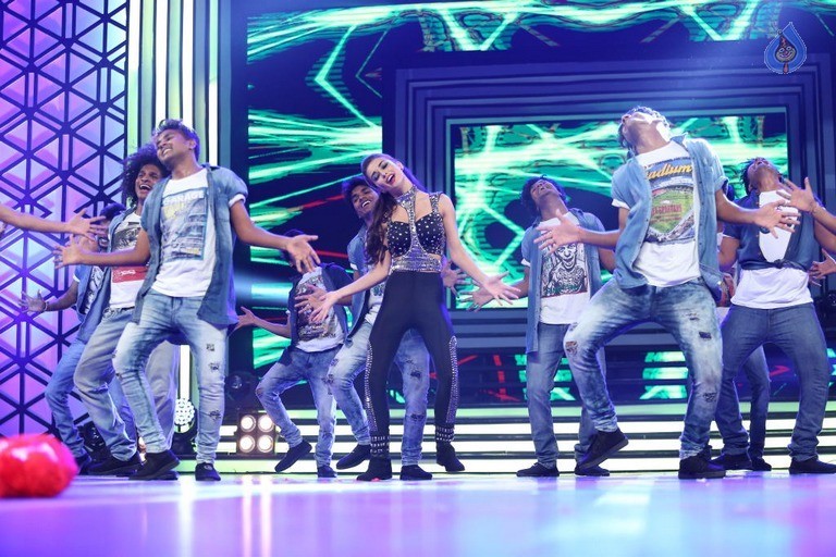 Amy Jackson Dance at Filmfare Awards  - 25 / 42 photos