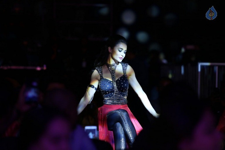 Amy Jackson Dance at Filmfare Awards  - 33 / 42 photos