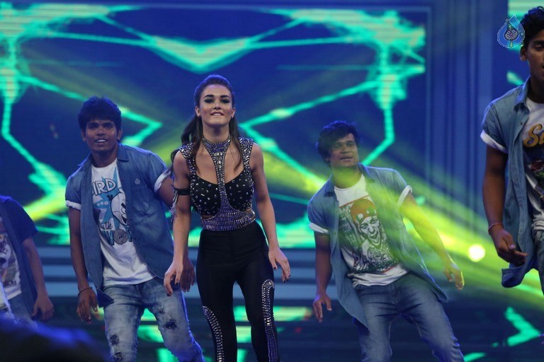 Amy Jackson Dance at Filmfare Awards  - 39 / 42 photos