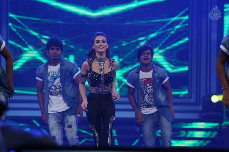 Amy Jackson Dance at Filmfare Awards  - 40 / 42 photos