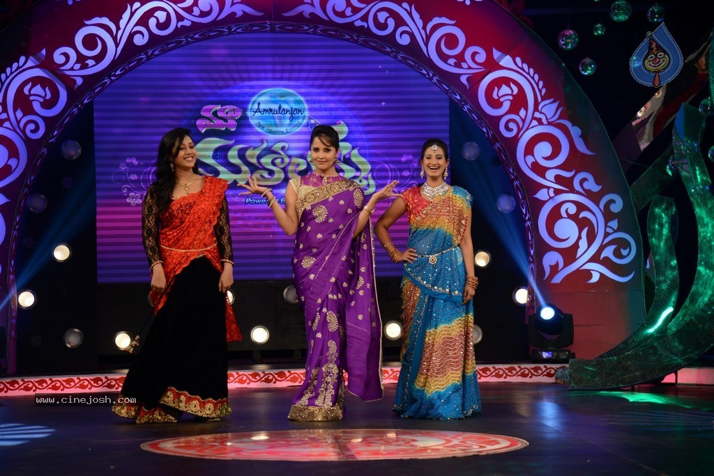 Anasuya at MAA Mahalakshmi Event - 88 / 105 photos