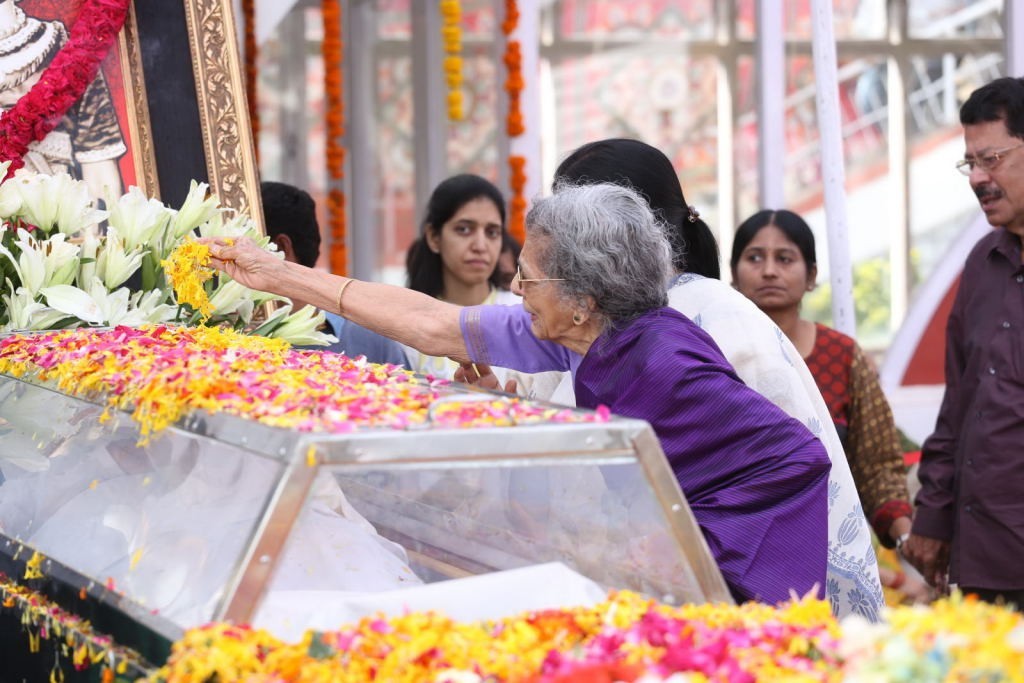 ANR Condolences Photos 09 - 54 / 440 photos