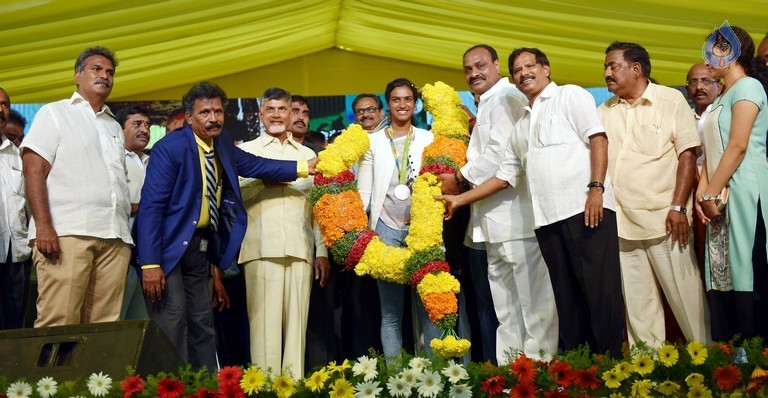 AP CM Felicitates PV Sindhu Photos - 2 / 17 photos