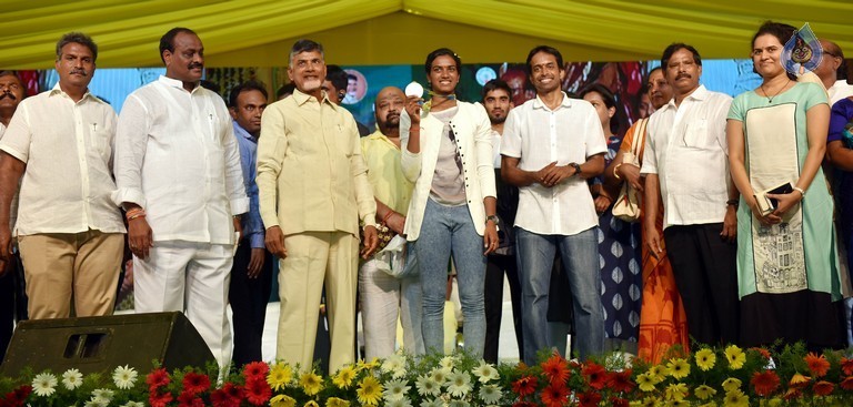 AP CM Felicitates PV Sindhu Photos - 4 / 17 photos