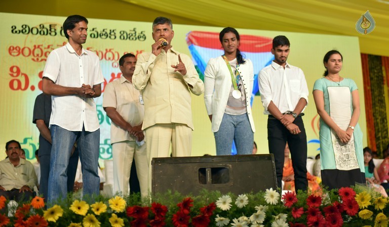 AP CM Felicitates PV Sindhu Photos - 11 / 17 photos
