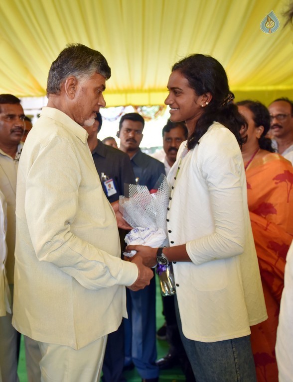 AP CM Felicitates PV Sindhu Photos - 12 / 17 photos