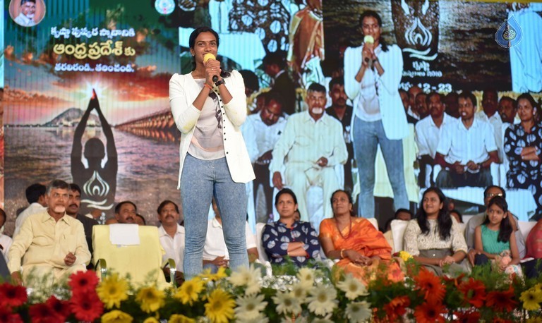 AP CM Felicitates PV Sindhu Photos - 14 / 17 photos