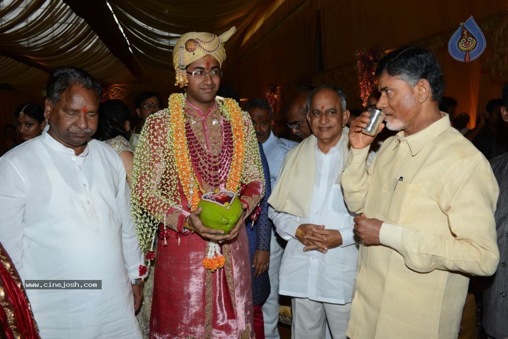 Chandra Babu Naidu at Tejaswini Wedding - 39 / 78 photos