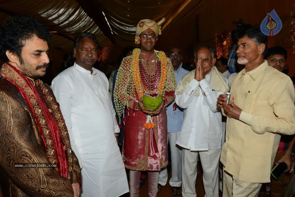 Chandra Babu Naidu at Tejaswini Wedding - 43 / 78 photos