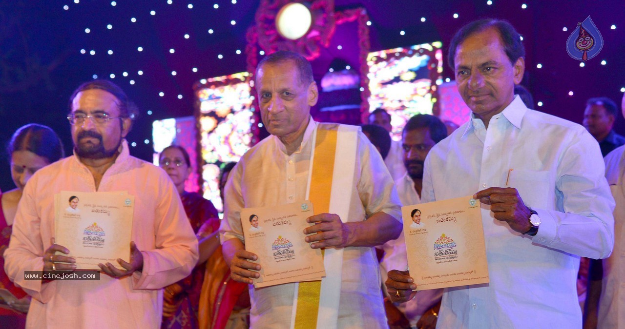 Bathukamma Festival at Tankbund - 19 / 36 photos