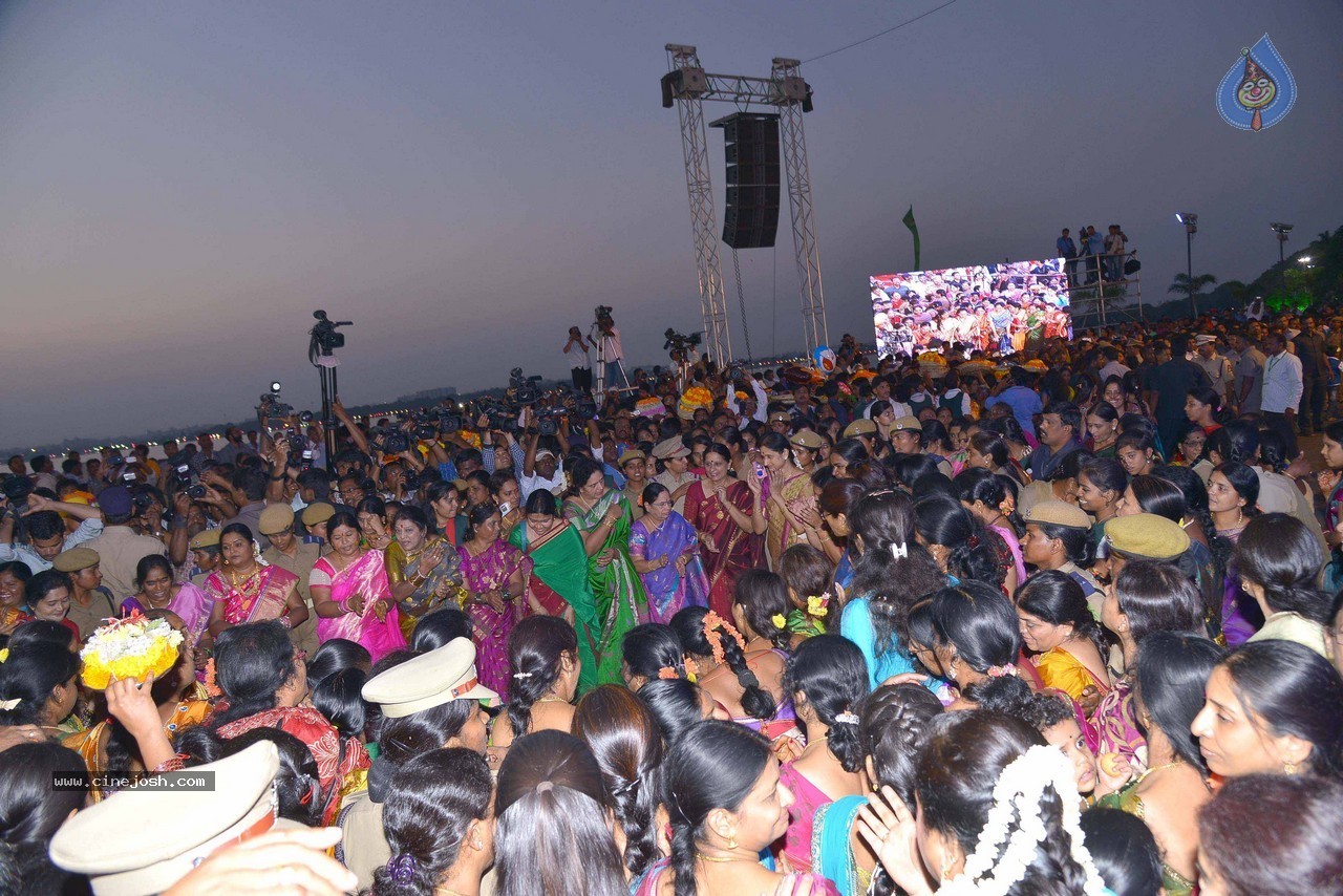 Bathukamma Festival at Tankbund - 24 / 36 photos